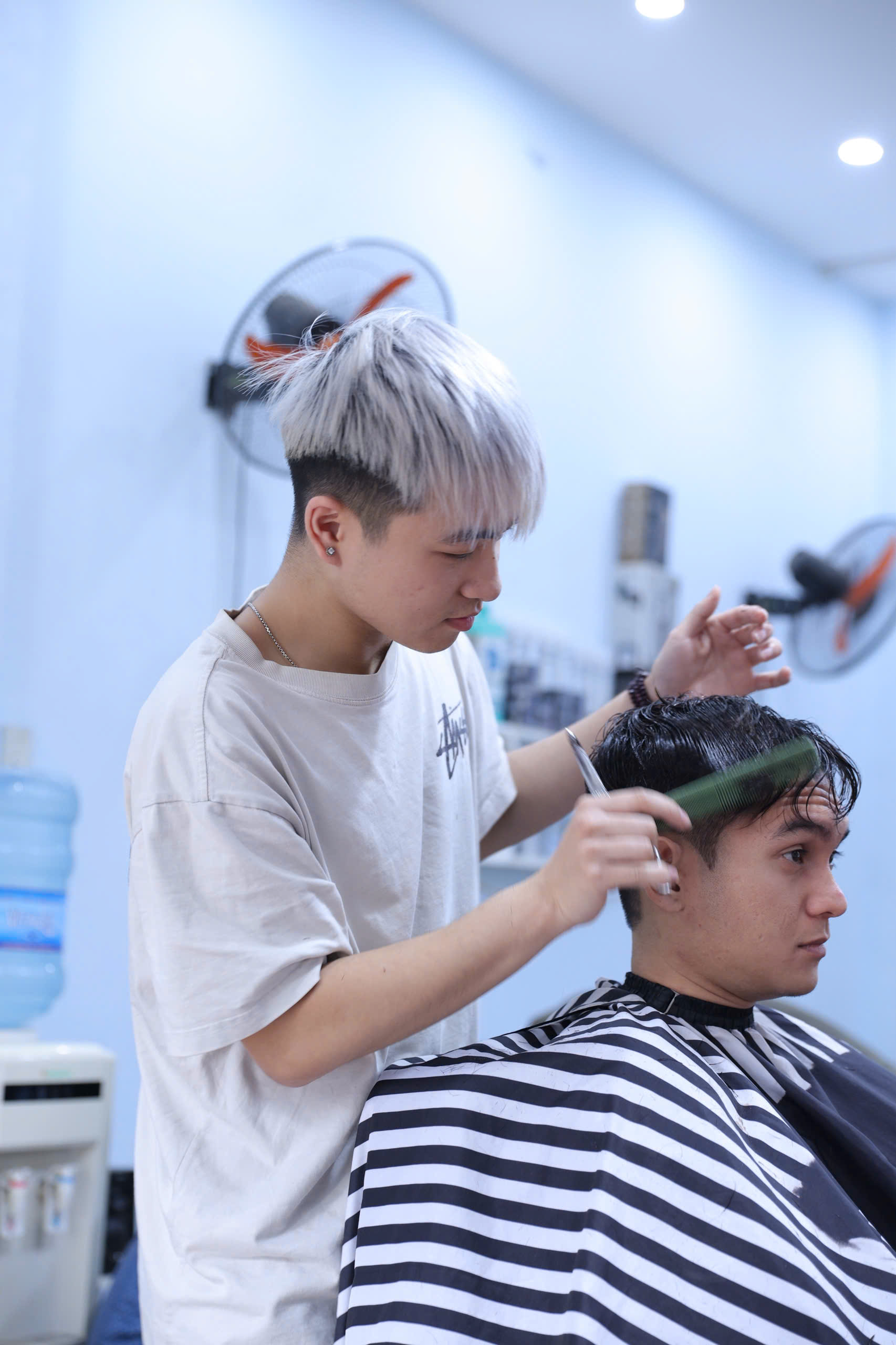 Kiểu tóc cắt ngắn nhuộm bạch kim