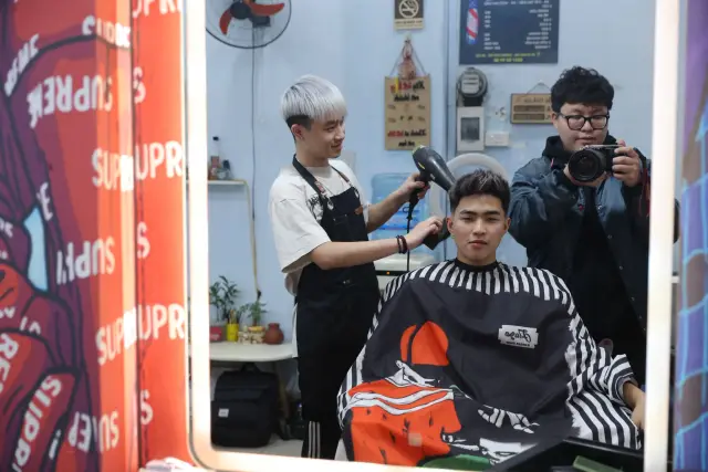 Kiểu tóc quiff phồng đen, đeo kính