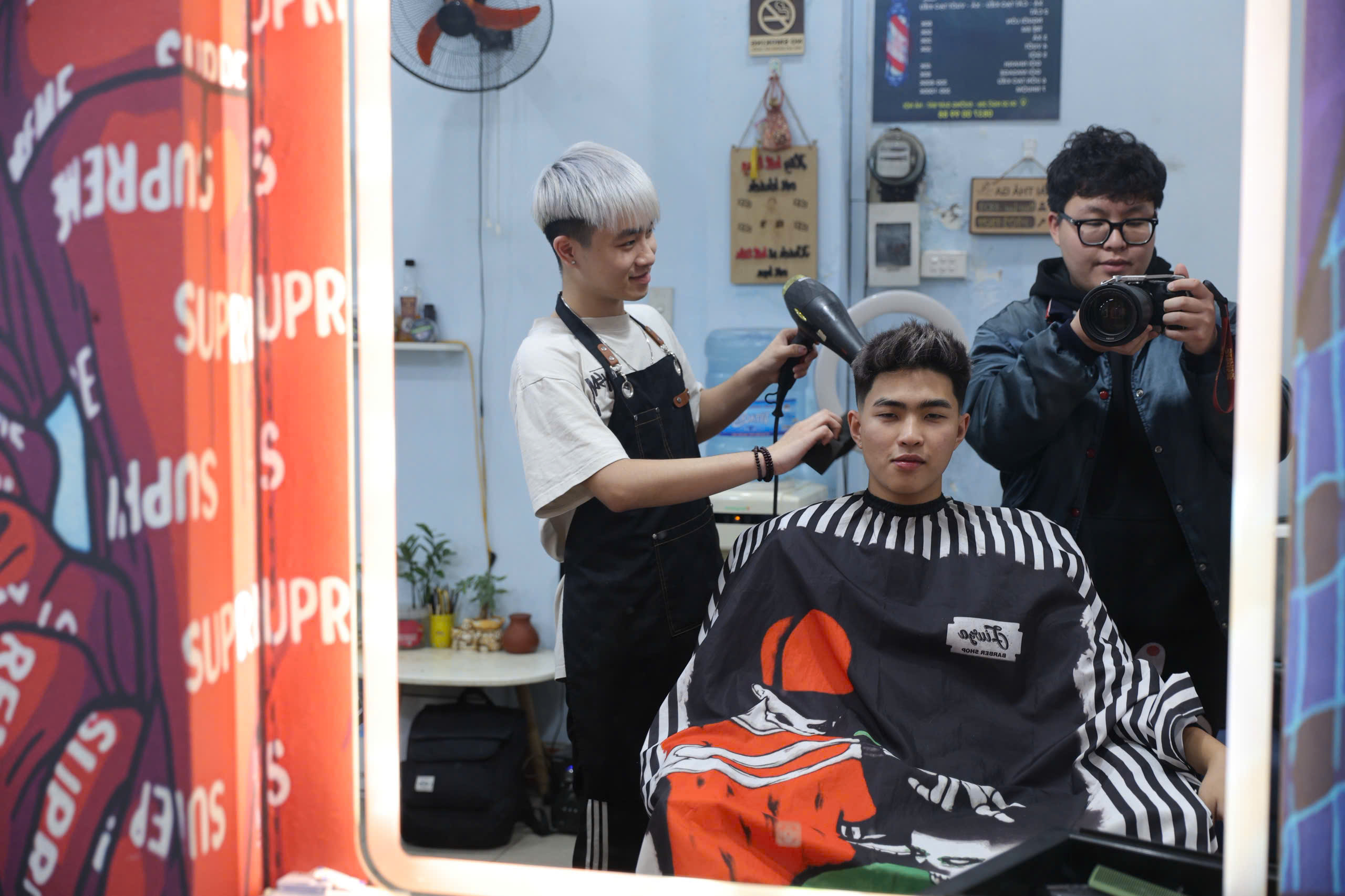 Kiểu tóc quiff phồng đen, đeo kính